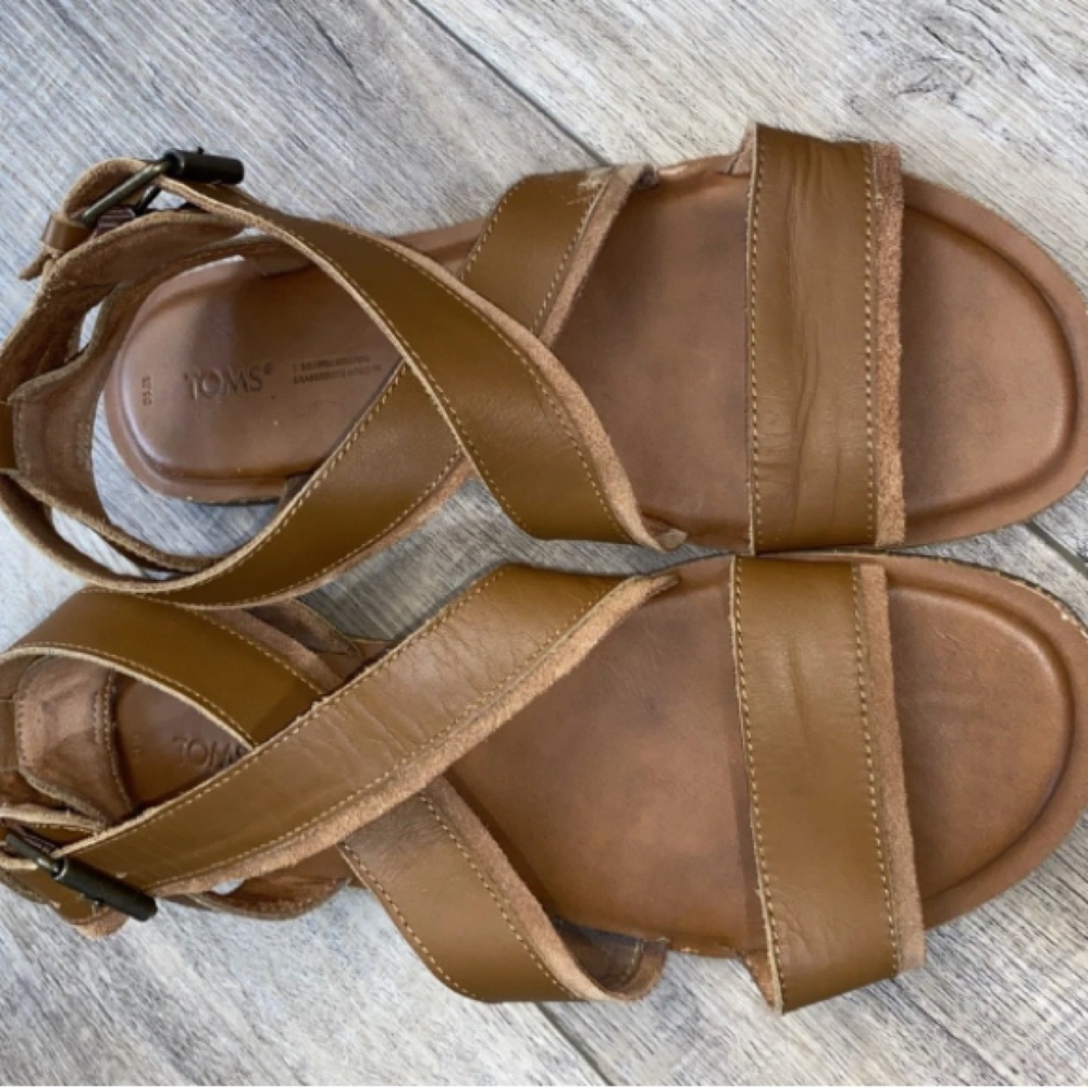 Toms Tan/brown flat strappy sandals used 10w